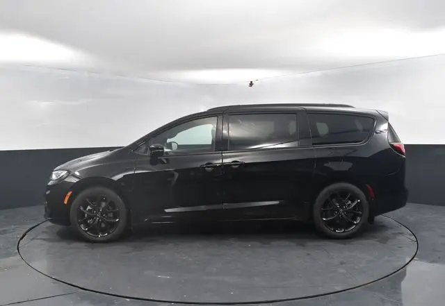 2026 Chrysler Pacifica photo 4