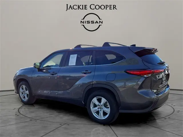 2023 Toyota Highlander LE photo 2