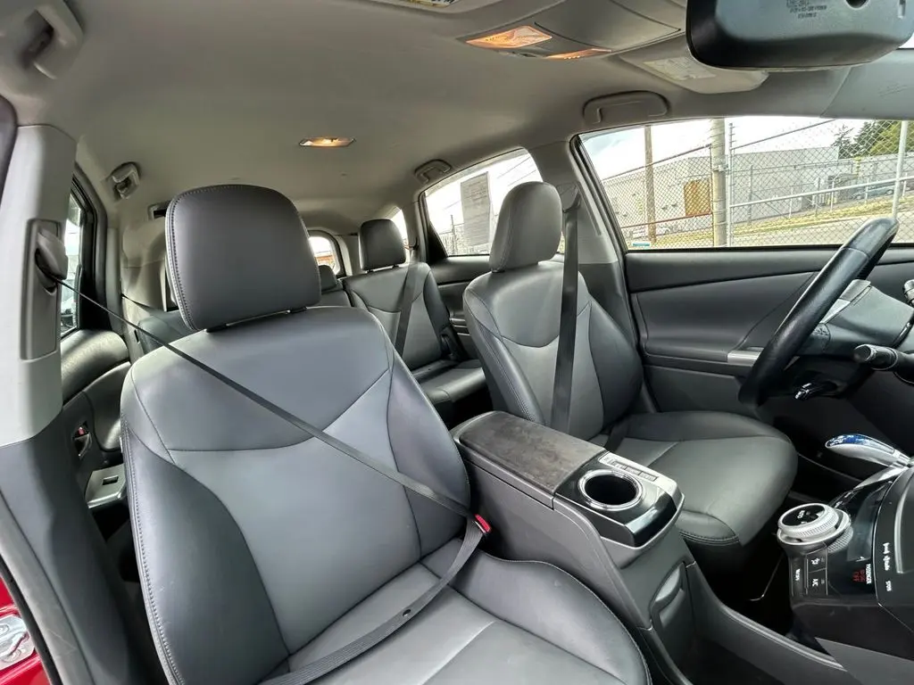 2014 Toyota Prius V Five photo 27