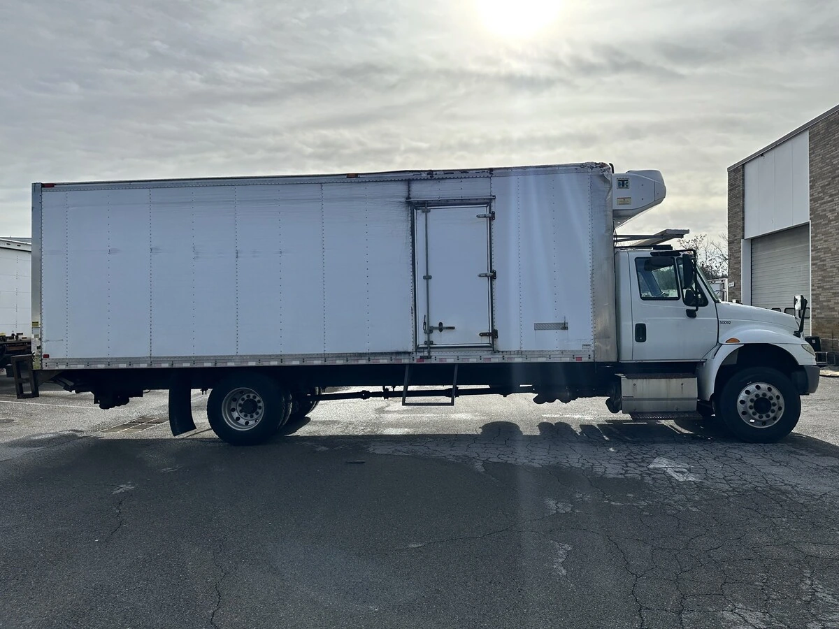 2016 International 4300 - image 4