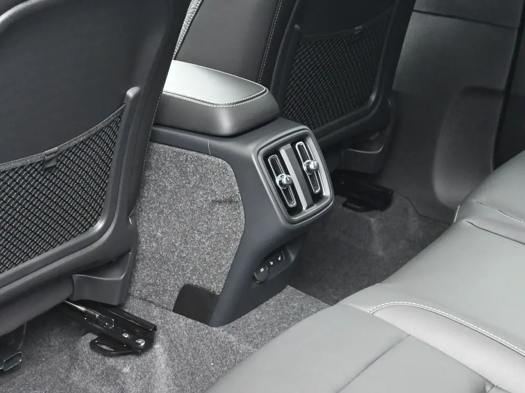 2025 Volvo - image 24