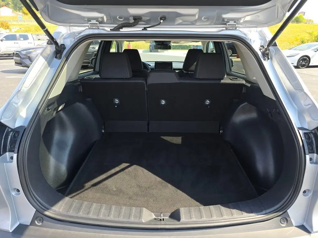 2024 Toyota Corolla Cross LE photo 18