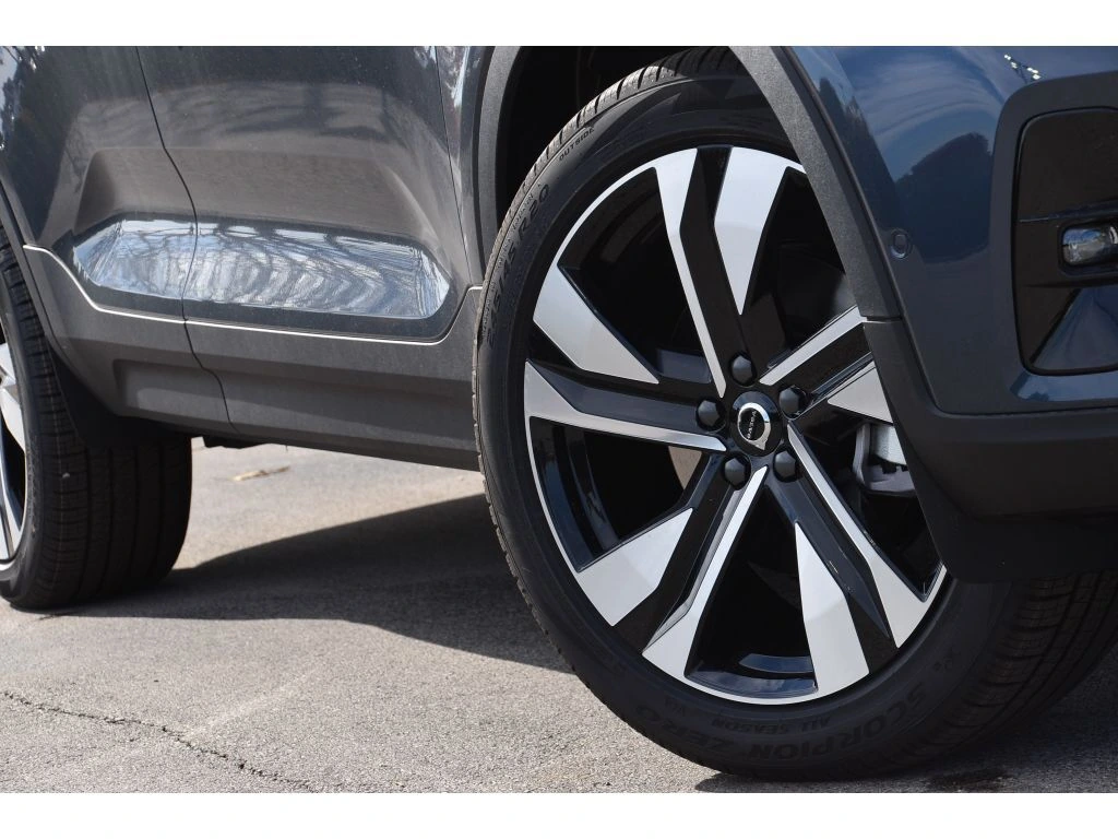 2026 Volvo - image 9