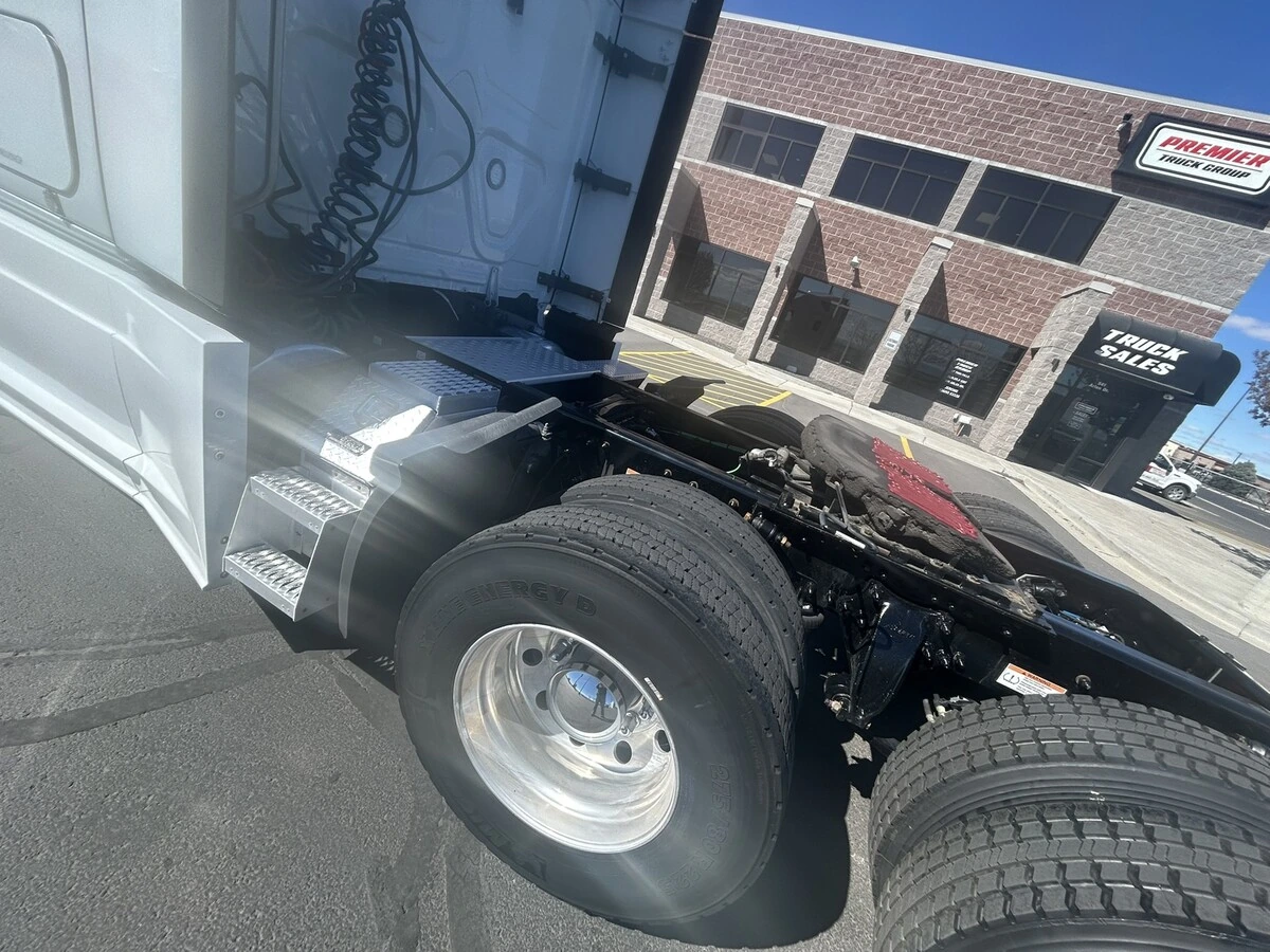 2022 Freightliner Cascadia - image 12