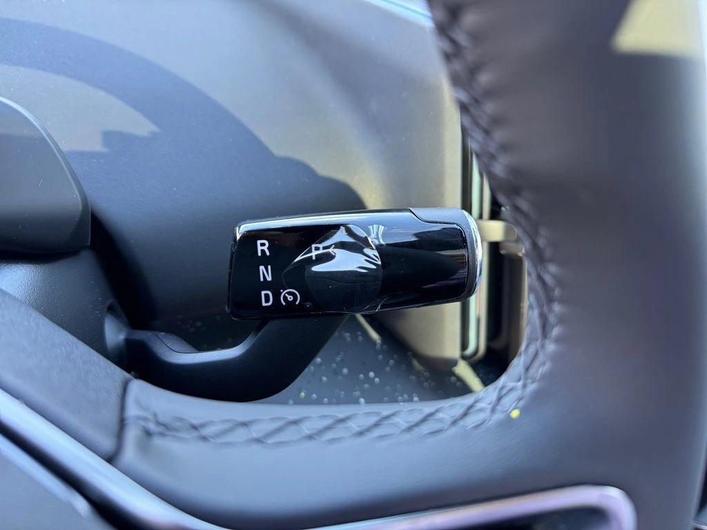 2025 Volvo - image 23