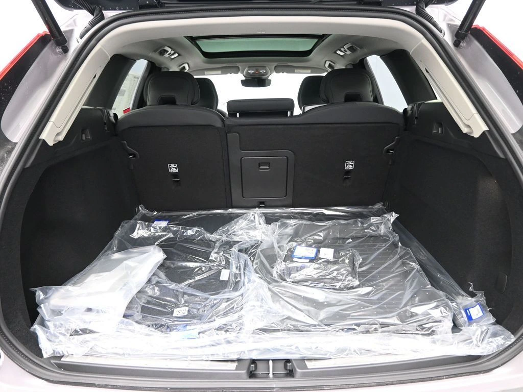 2026 Volvo - image 26