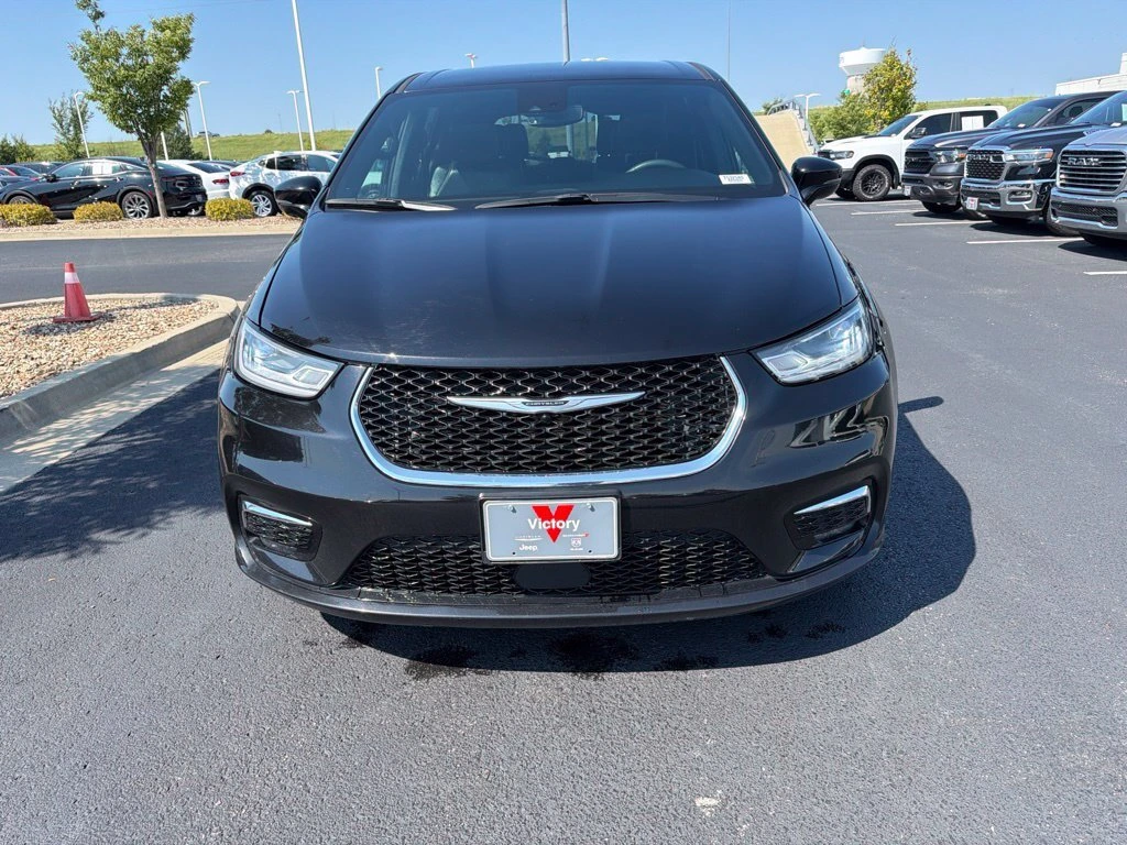 Used 2025 Chrysler Pacifica Select with VIN 2C4RC1BG6SR532540 for sale in Kansas City