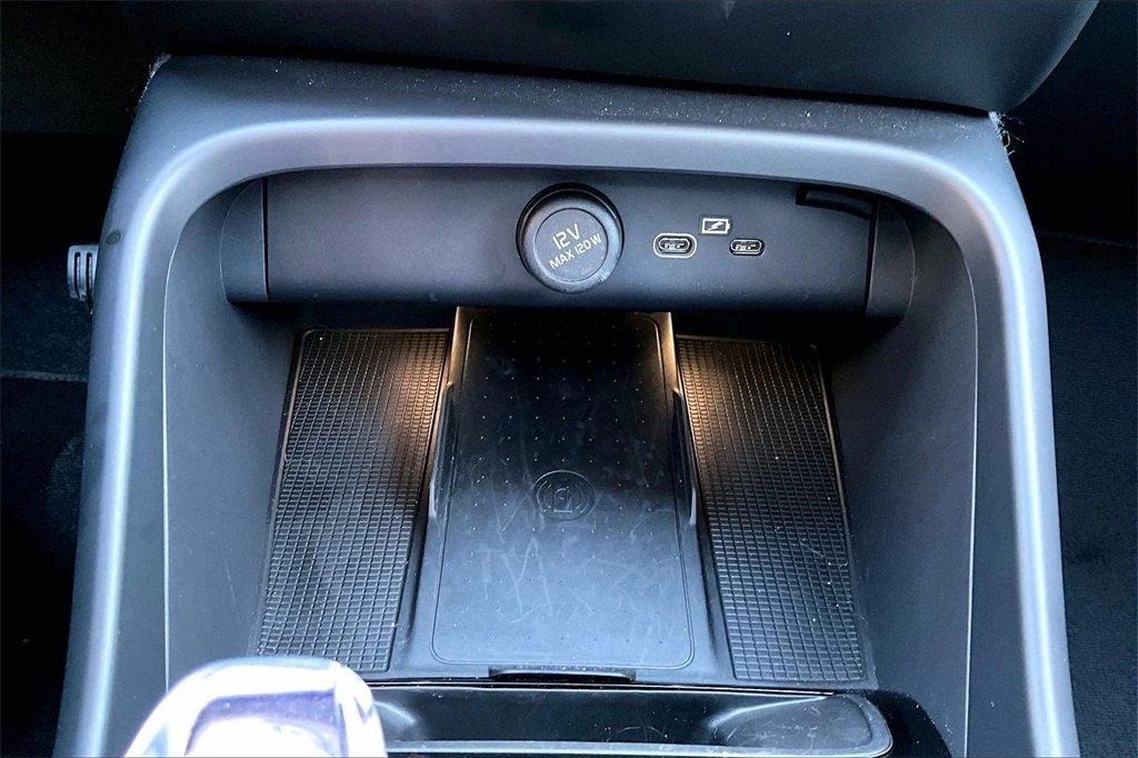 2026 Volvo - image 15