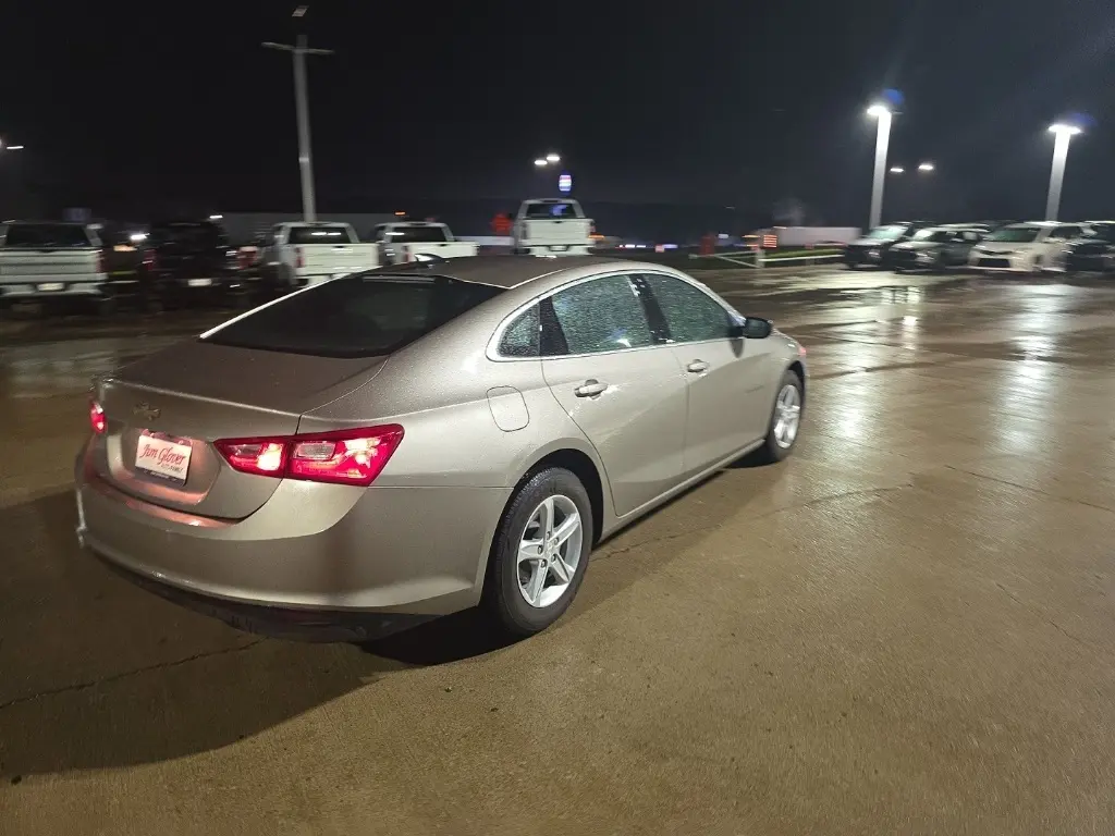 2023 Chevrolet Malibu photo 3