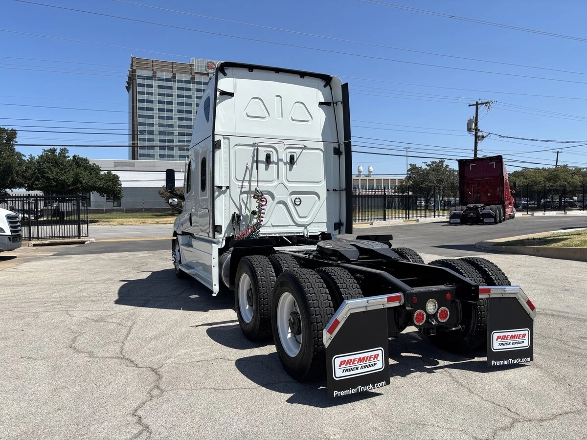 2023 Freightliner Cascadia — photo 6