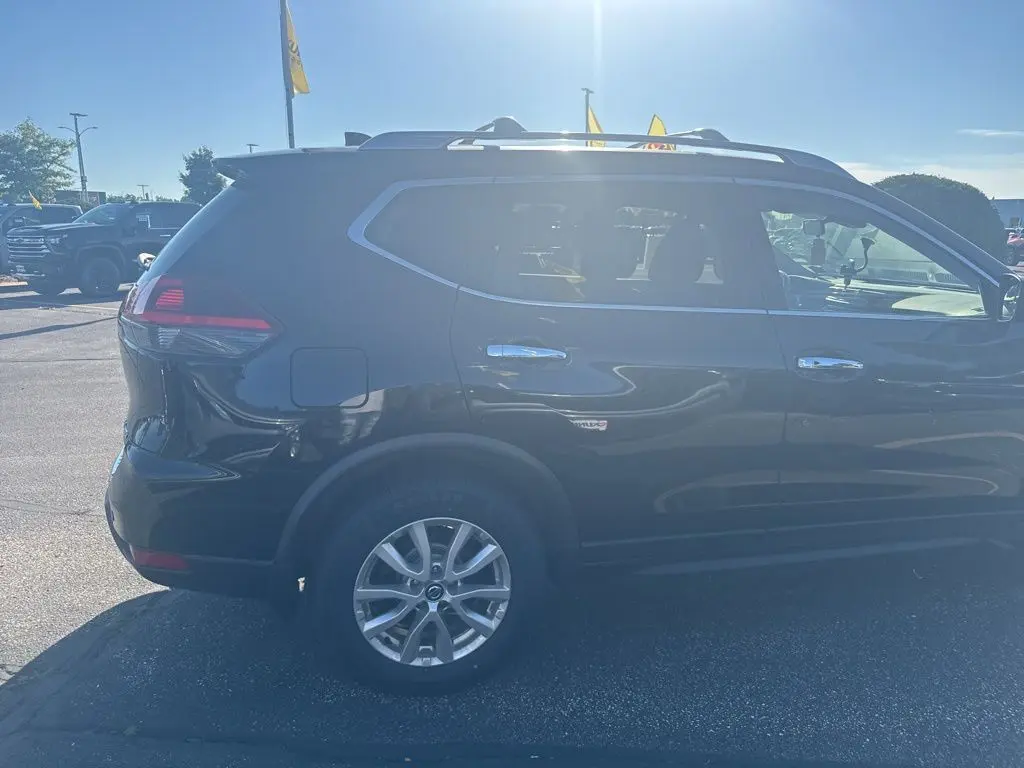 2020 Nissan Rogue SV photo 11