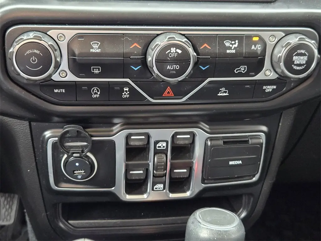 2022 Jeep Wrangler Unlimited Sahara photo 18