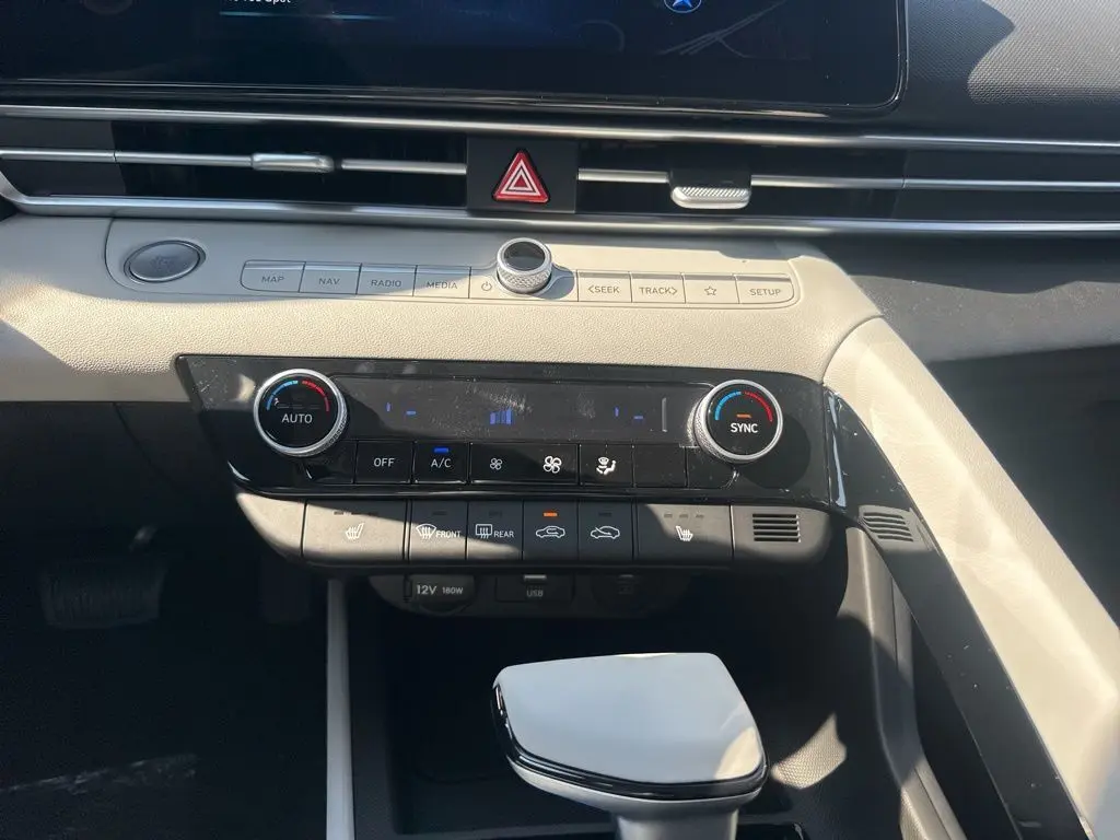 2025 Hyundai Elantra Limited photo 28