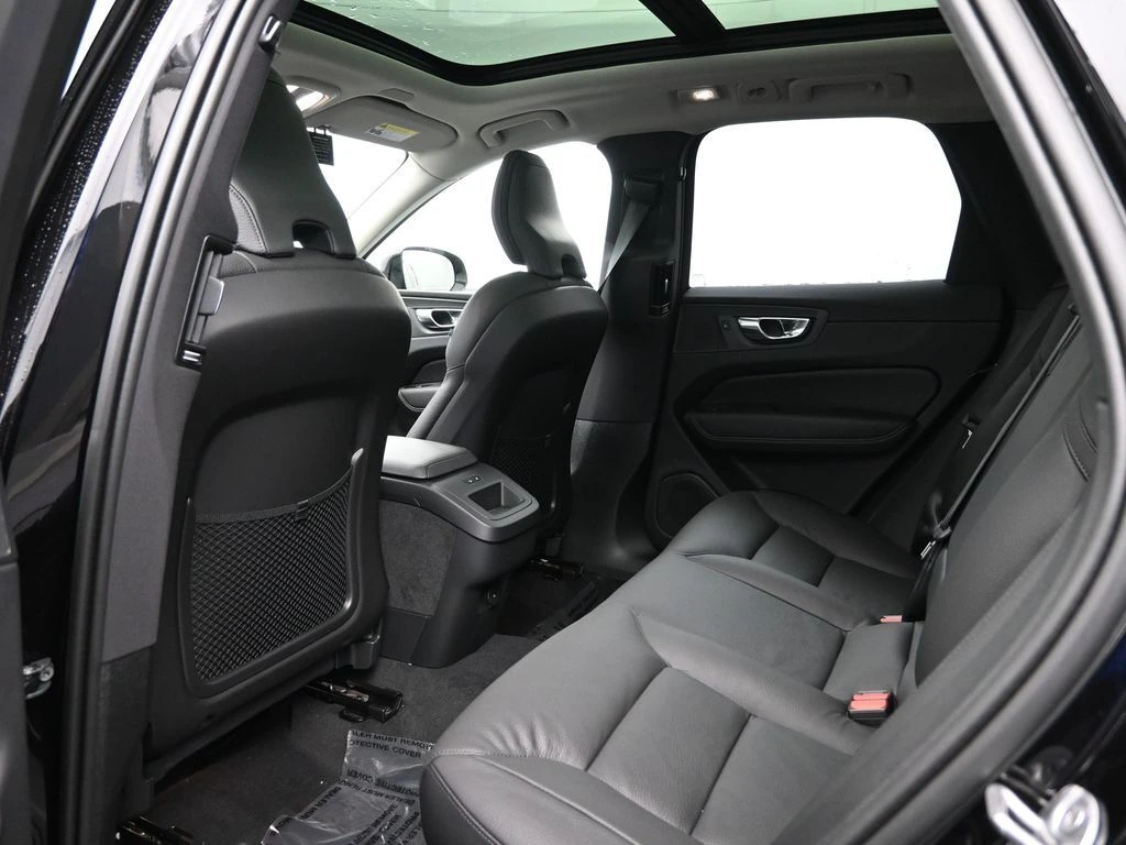 2025 Volvo - image 25