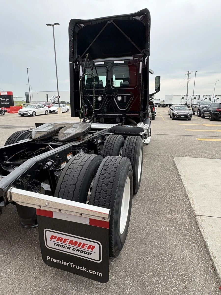2023 Freightliner Cascadia — photo 4