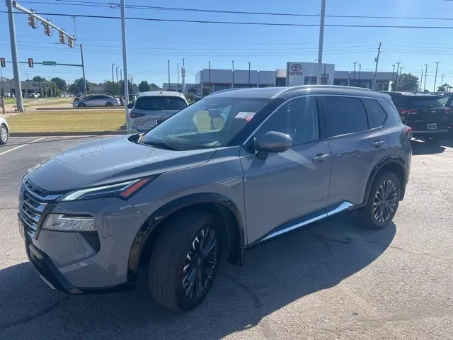 2024 Nissan Rogue Platinum photo 2