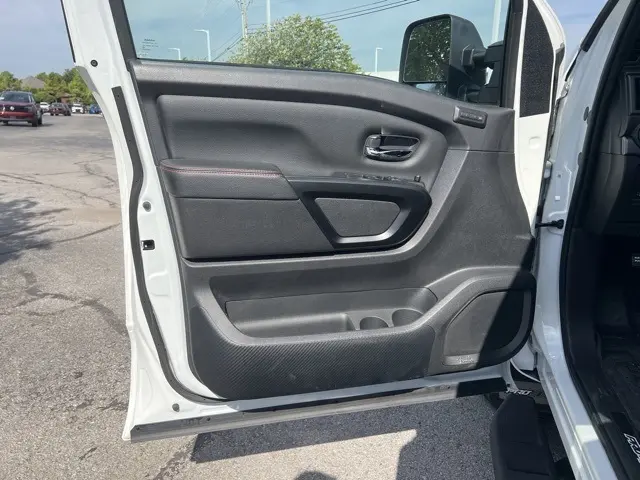 2024 Nissan Titan Crew Cab PRO-4X photo 12