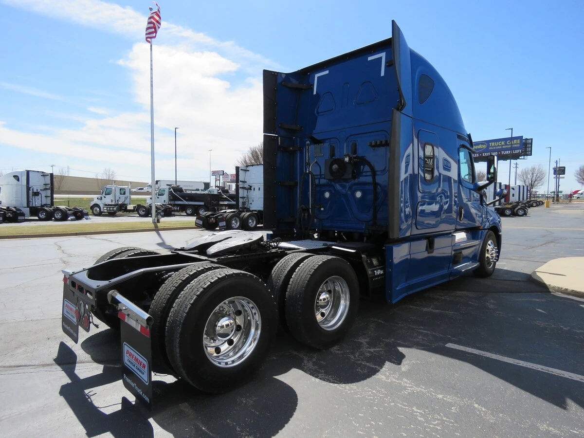 2022 Freightliner Cascadia - image 7
