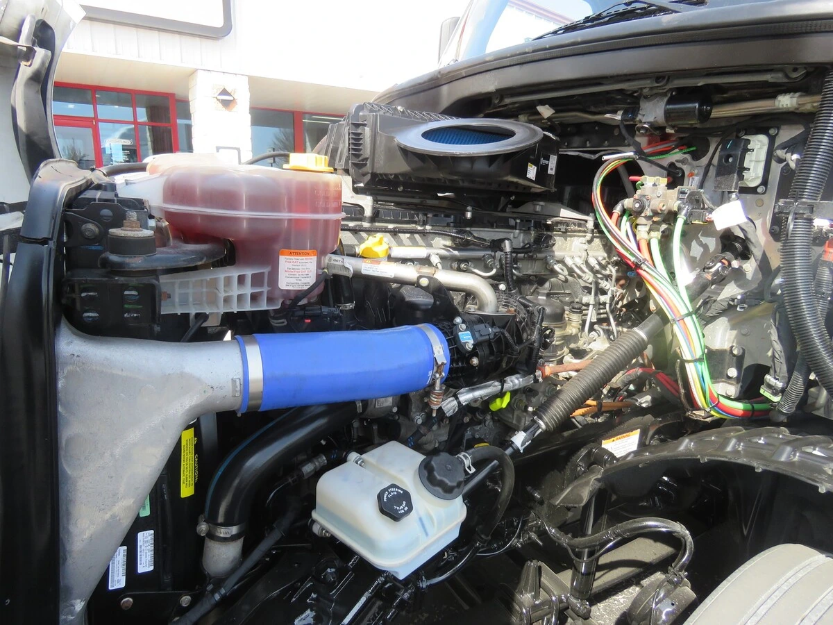 2023 Freightliner Cascadia - image 11