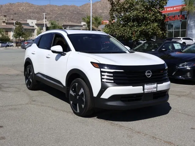 2025 Nissan Kicks SR's photo