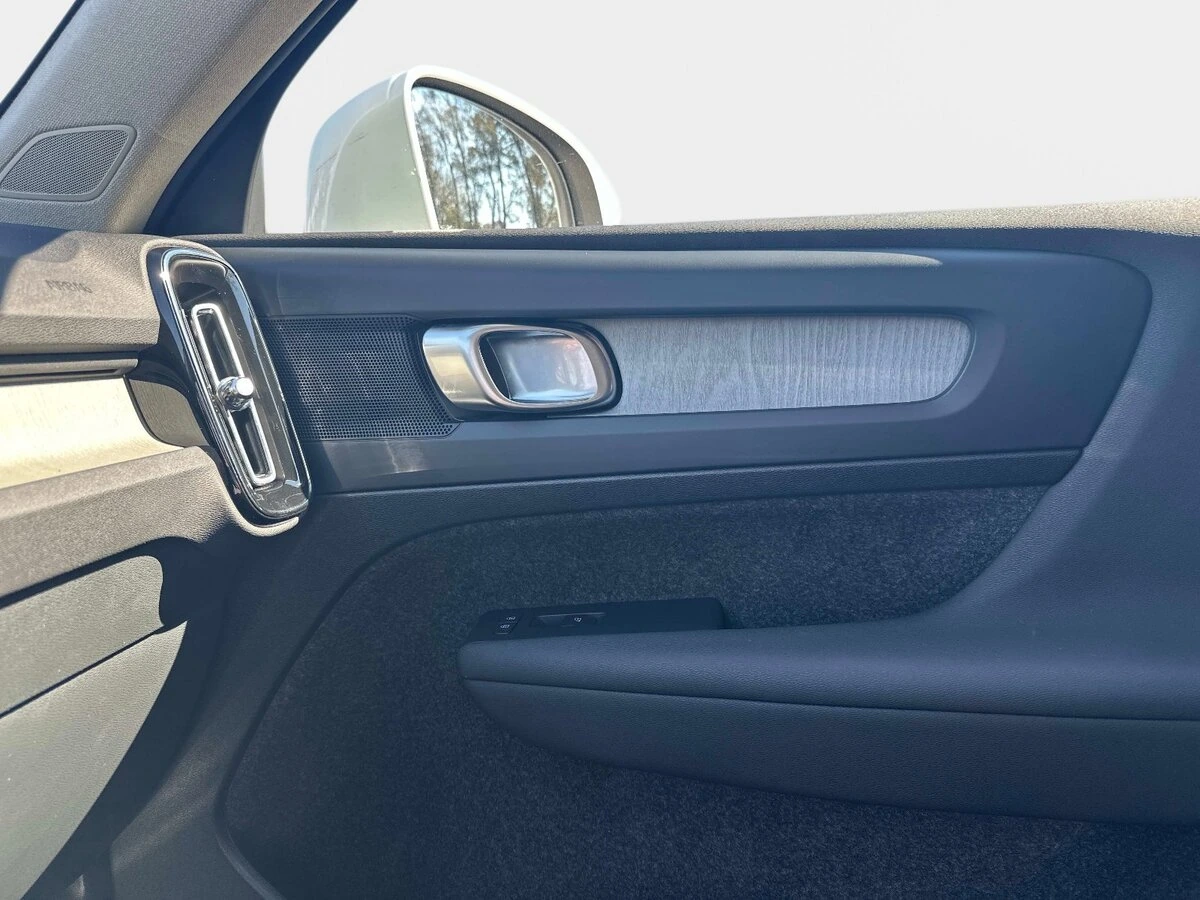 2025 Volvo - image 20