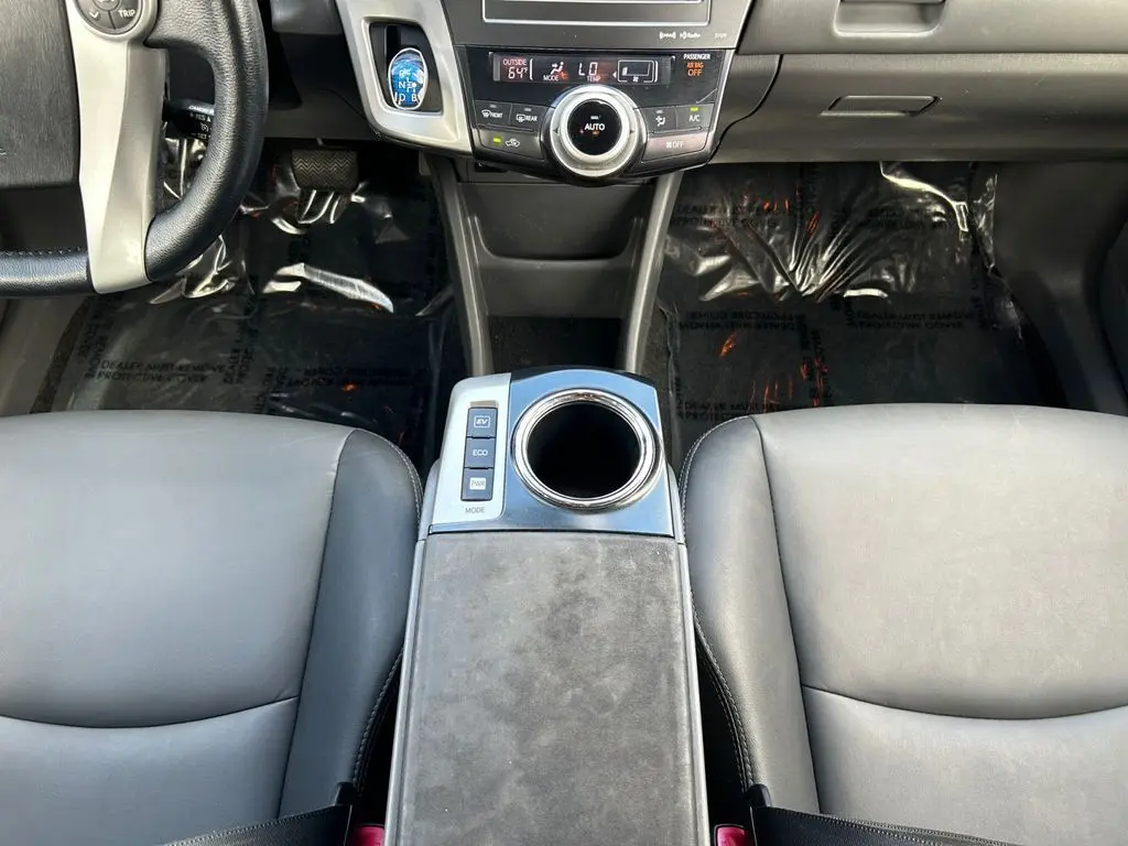 2014 Toyota Prius V Five photo 12