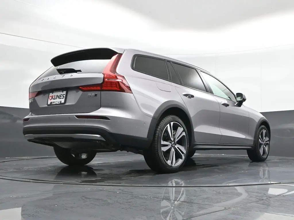 2026 Volvo - image 38