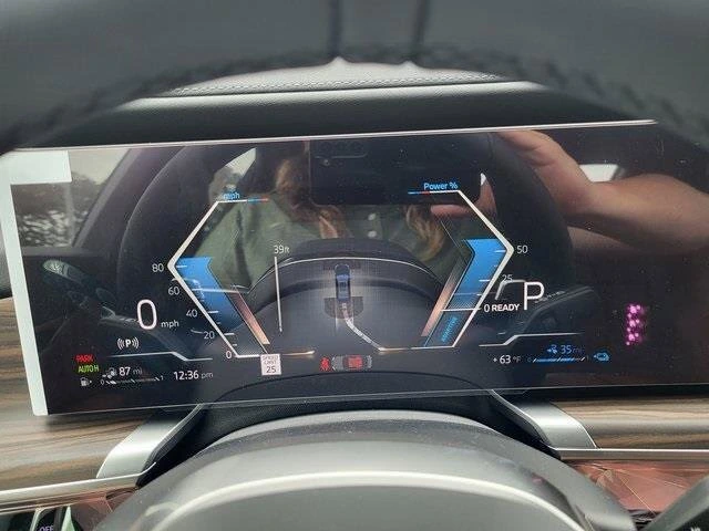 2026 BMW 7 Series 750e - Photo 25