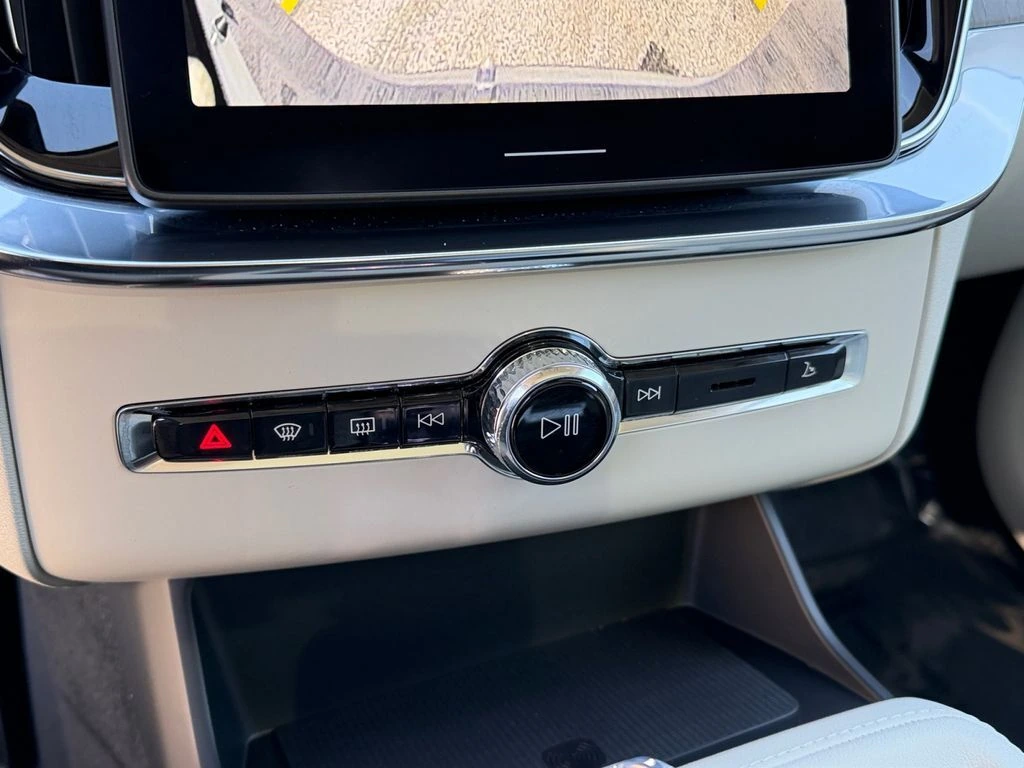2026 Volvo - image 23