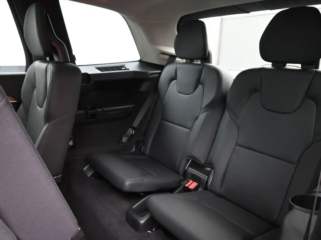 2025 Volvo - image 26