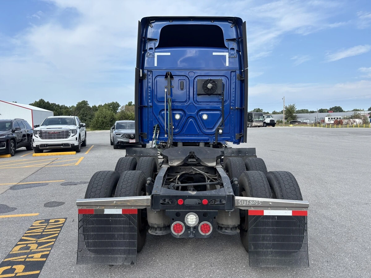 2023 Freightliner Cascadia — photo 8