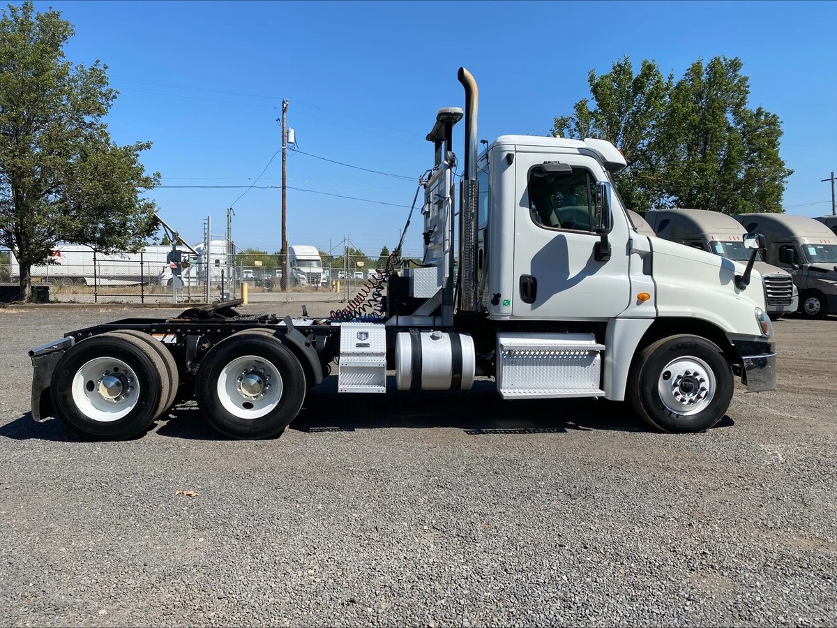 2013 Freightliner Cascadia — photo 6
