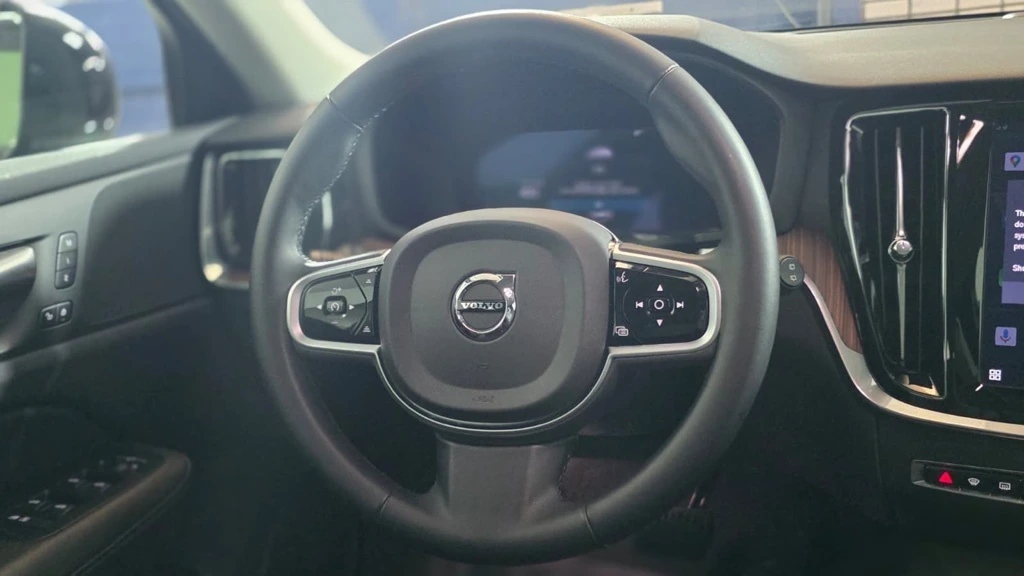 2025 Volvo - image 14