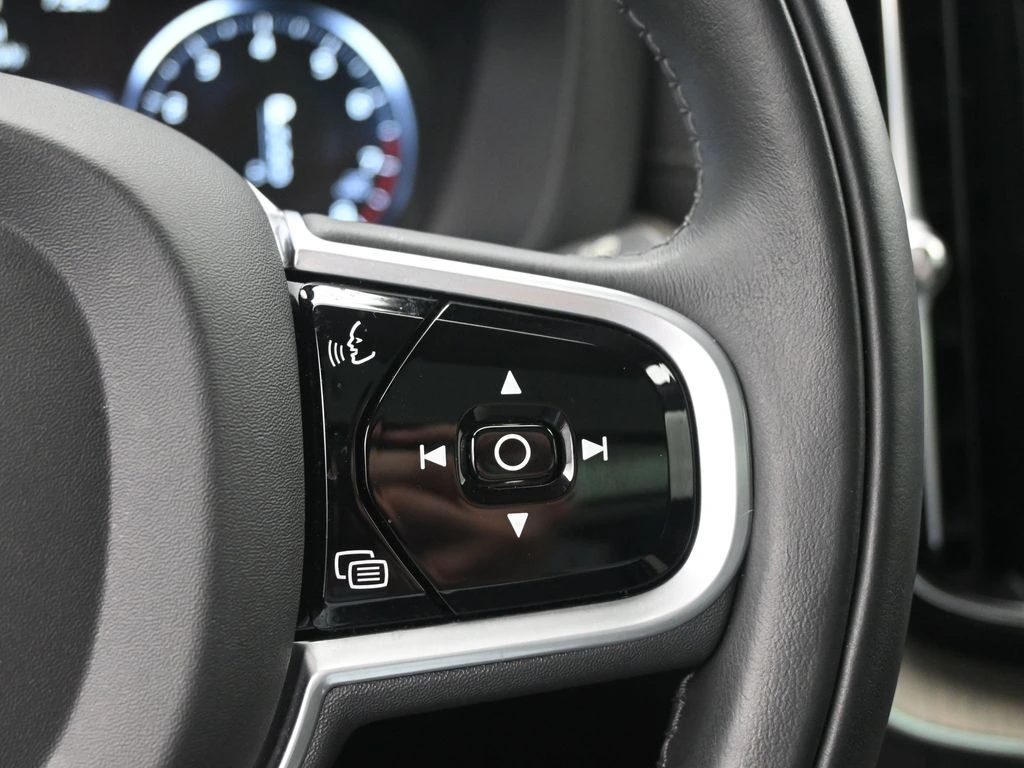 2020 Volvo - image 14