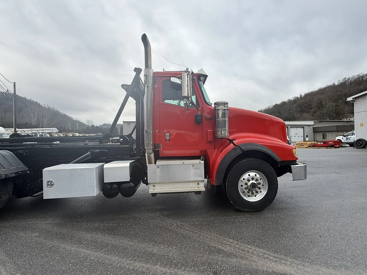 2016 International - image 14