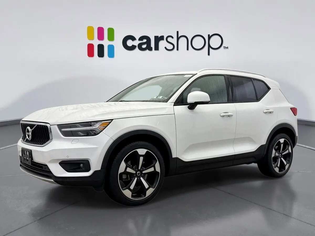 2022 Volvo XC40 Momentum's photo