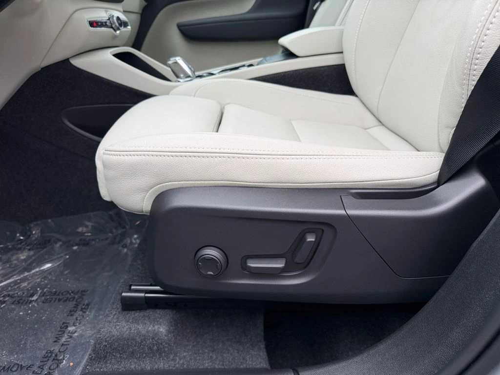 2025 Volvo - image 17