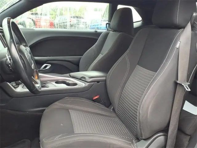 2015 Dodge Challenger SXT photo 4