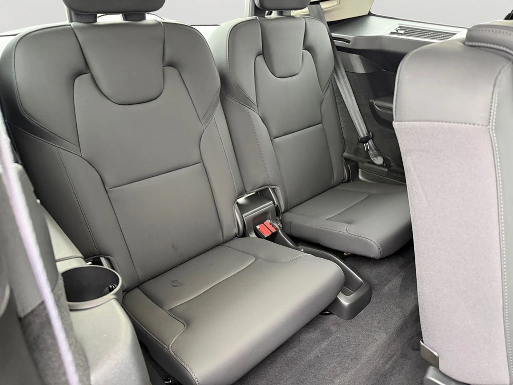 2025 Volvo - image 9