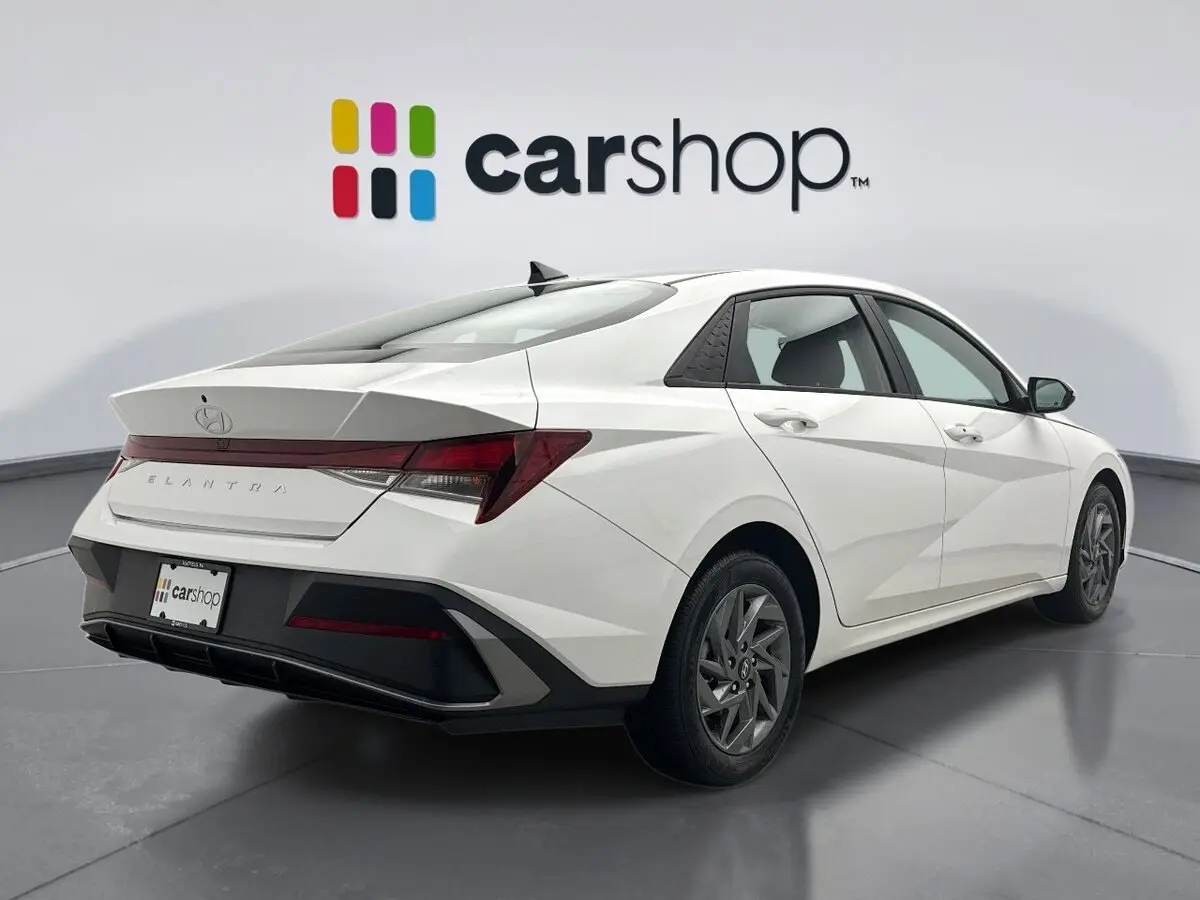 2024 Hyundai Elantra SEL photo 2