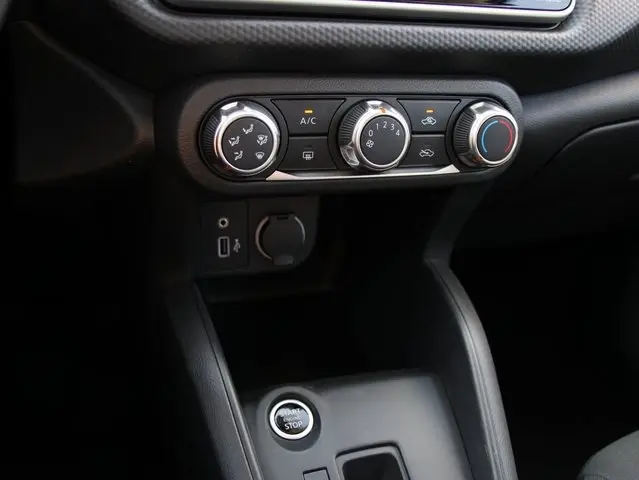2025 Nissan Kicks Play S photo 19