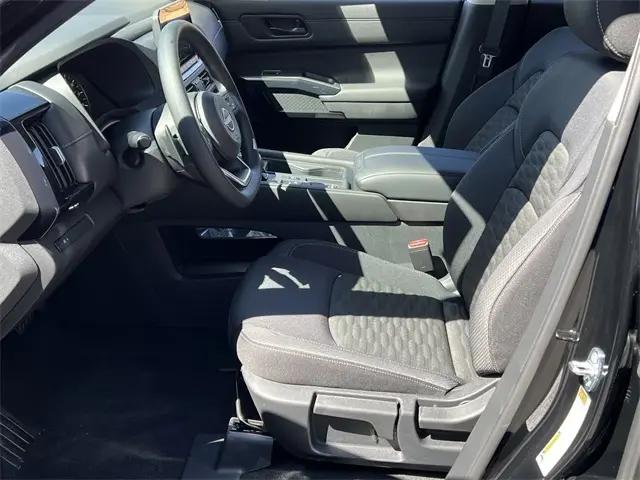 2025 Nissan Pathfinder S photo 17