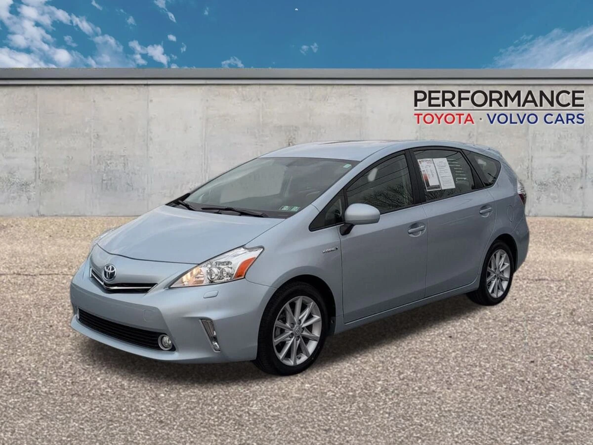 2014 Toyota Prius v Five's photo
