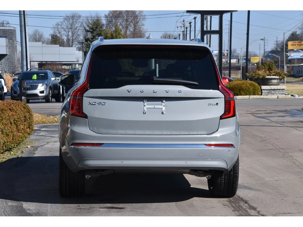 2026 Volvo - image 5