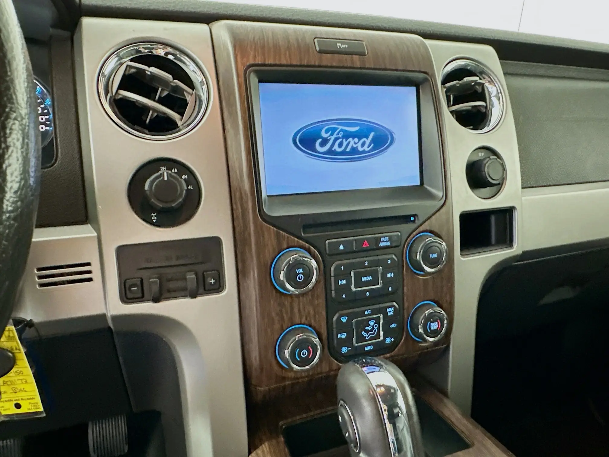 2013 Ford F-150 Lariat photo 24