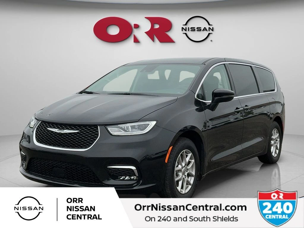 2023 Chrysler Pacifica Touring L's photo