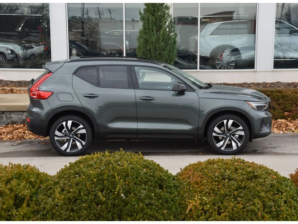 2026 Volvo - image 3