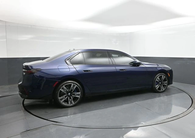 2025 BMW 7 Series 760i - Photo 8