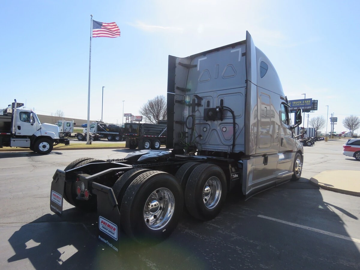 2022 Freightliner Cascadia - image 7
