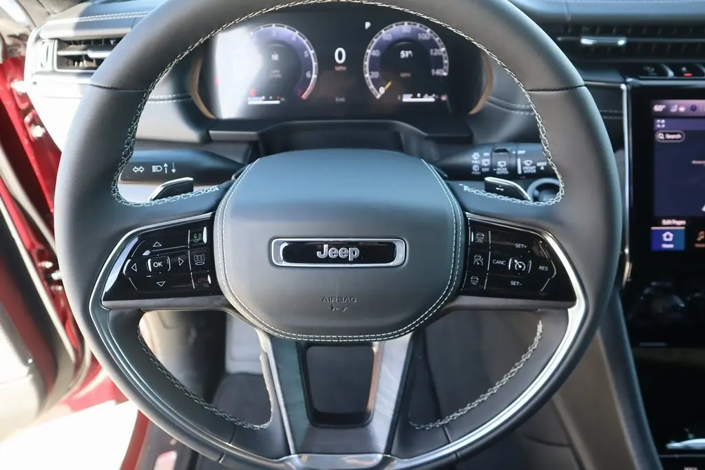 2025 Jeep Grand Cherokee Overland photo 3